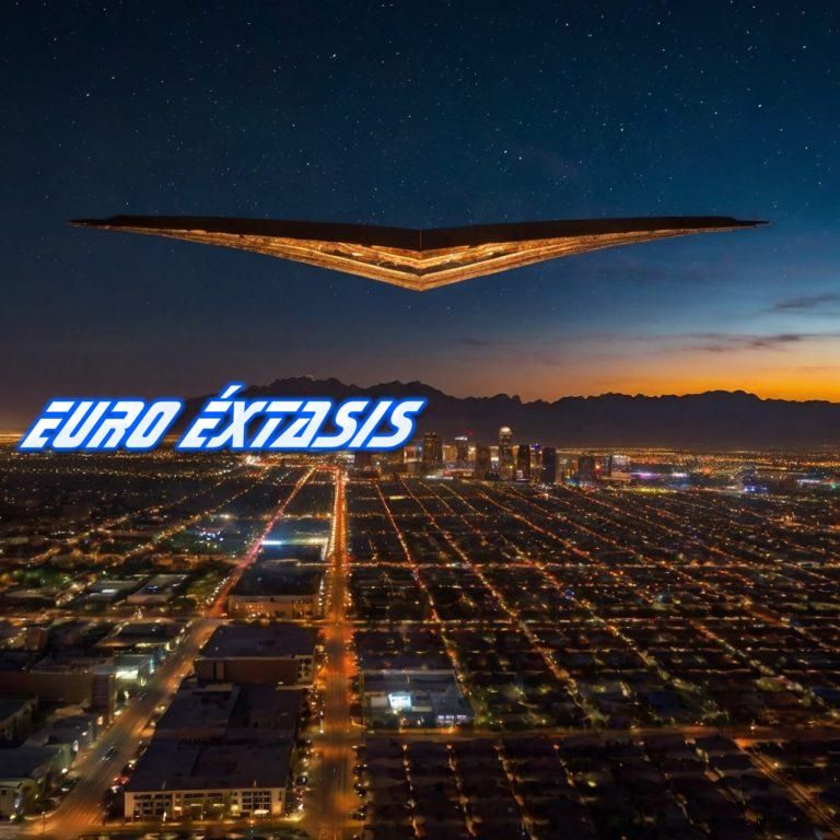 Un cielo nocturno sobre Phoenix con una nave en forma de "V" y luces brillantes moviéndose en silencio, observada por miles de personas.