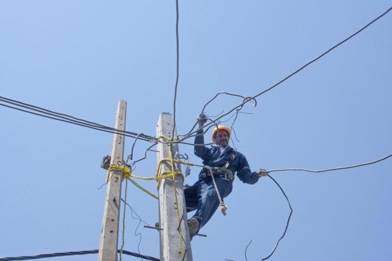Reparando sistema de electricidad.