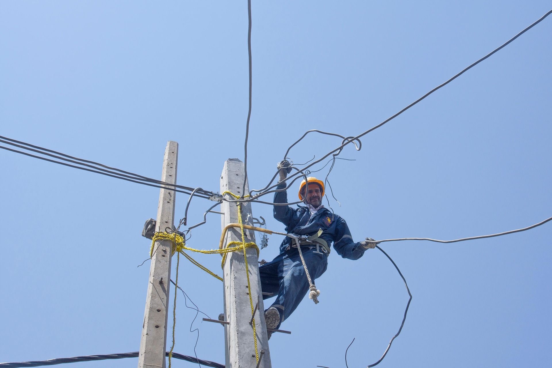 Reparando sistema de electricidad.